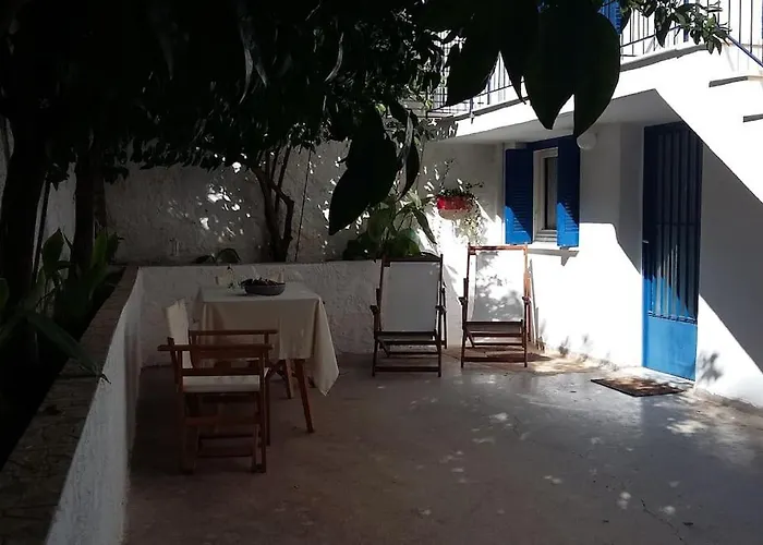Spacious Family Garden Apartment