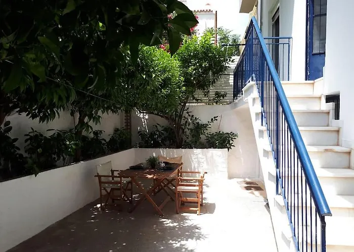 Spacious Family Garden Apartment
